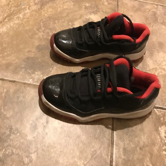 Black and red jordan - Picture 2 of 6